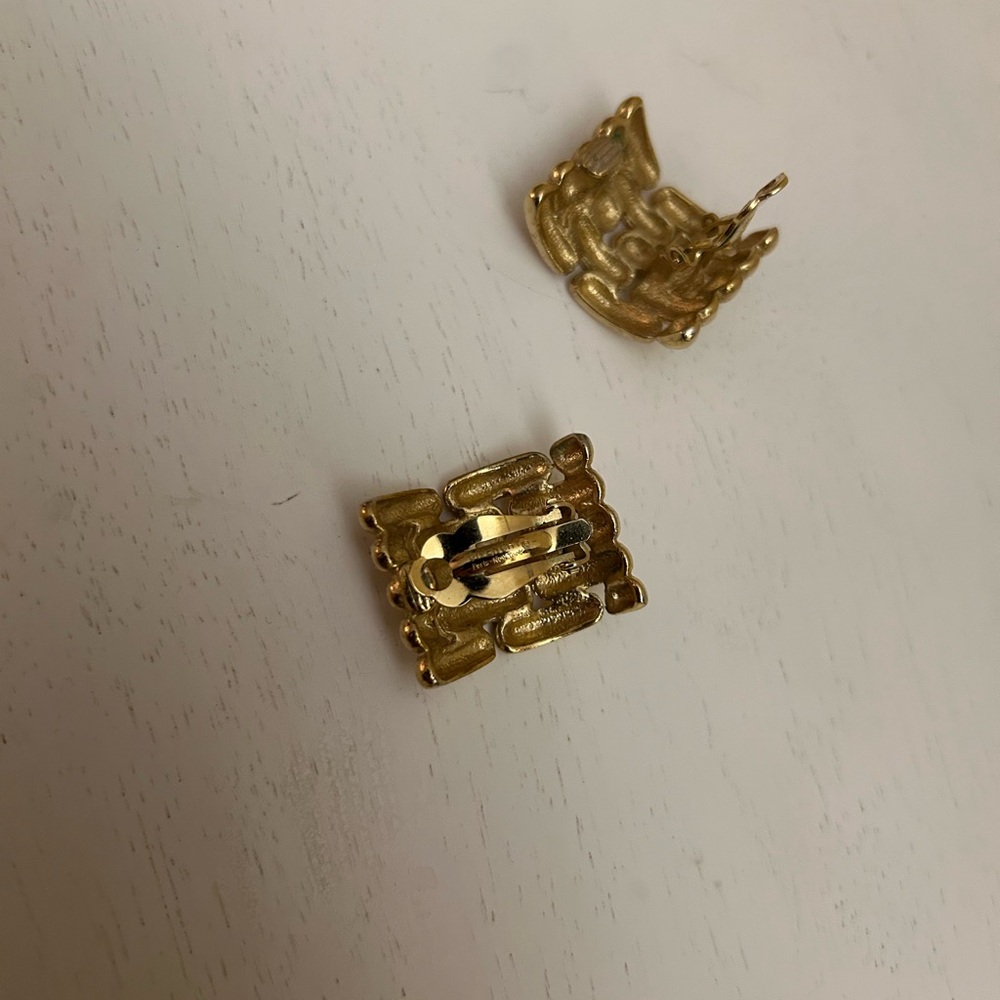 GIVENCHY VINTAGE PARIS NEW YORK LARGE GOLD PLATE CLIP ON EARRINGS - Picture 11 of 12